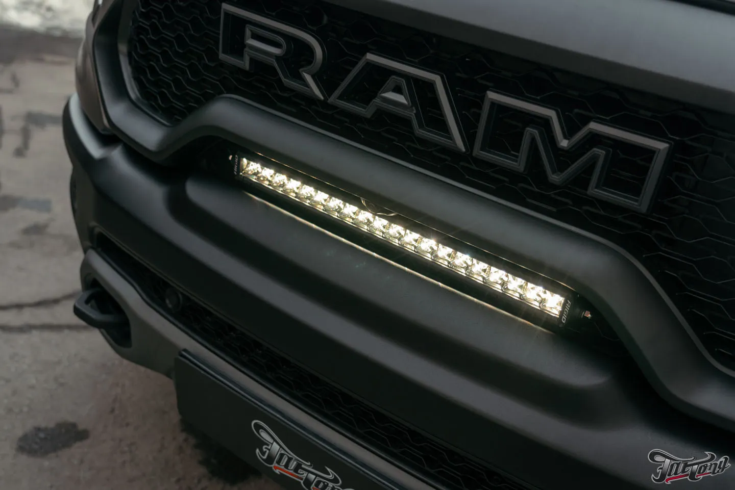 Оклеили RAM TRX матовым полиуретаном, выполнили комплексную шумоизоляцию салона и установили дополнительное освещение Rigid